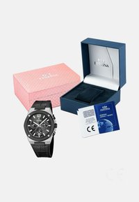 Orologio nero con accenti argentati, caratteristiche cronografiche e cinturino in pelle testurizzata. Include una scatola rosa e un certificato di garanzia blu.