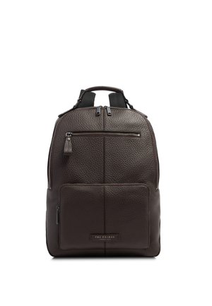 Zaino in pelle testurizzata marrone scuro con tasca frontale con zip, due cursori superiori, spallacci imbottiti e una piccola maniglia superiore.