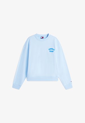 Sweat-shirt bleu clair à manches longues avec poignets et ourlet côtelés, petit texte "Tommy Jeans" sur la poitrine, et petit logo drapeau sur le poignet de la manche gauche.