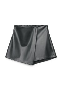 Gonna nera in ecopelle con design avvolgente, texture liscia e orlo dritto. Presenta una vita nascosta per una finitura pulita.