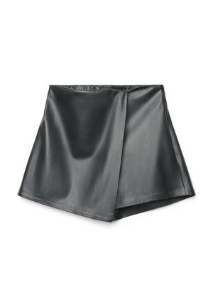 Gonna nera in ecopelle con design avvolgente, texture liscia e orlo dritto. Presenta una vita nascosta per una finitura pulita.