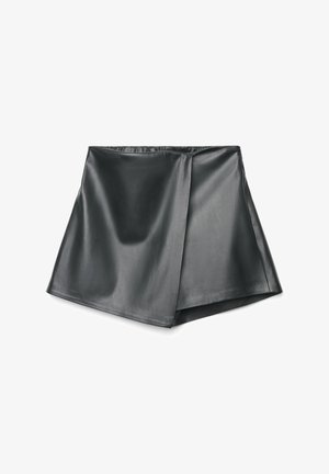 Gonna nera in ecopelle con design avvolgente, texture liscia e orlo dritto. Presenta una vita nascosta per una finitura pulita.