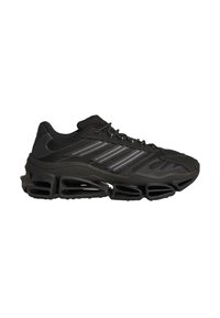 Chaussure de sport noire avec dessus en mesh, bandes réfléchissantes, fermeture à lacets et semelle segmentée distinctive conçue pour l'amorti et le soutien.