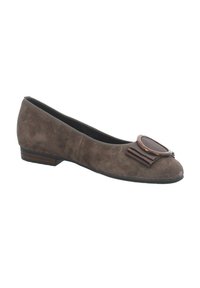 Chaussure plate en daim marron pour femme avec un talon bas et une décoration boucle arrondie sur l’orteil.