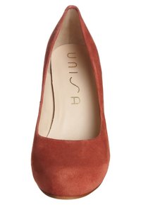 Rostfärgad mocka högklackad sko med rund tå, slätt inre och guldpräglad logotyp. Platt sula och elegant silhuett.
