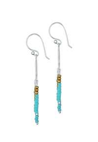 Türkise Perlenohrringe mit goldenen Akzenten an silbernen Haken. Perlen in unterschiedlichen Größen schaffen ein zulaufendes Design mit glatten und glänzenden Oberflächen.