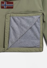 Giacca verde oliva con tasca parzialmente aperta che mostra il morbido rivestimento in felpa grigia, con un patch ricamato della bandiera norvegese sopra.