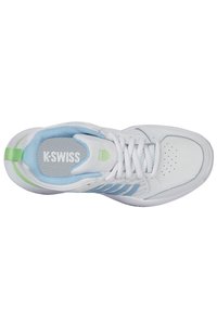 K-Swiss-lenkkari valkoisesta nahasta, jossa on vaaleansinisiä yksityiskohtia ja vihreitä detaleja. Varusteena ventilaatioaukot, narut ja teksturoitu pohja.