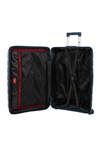 Maleta rígida azul, con un interior espacioso en negro con bolsillos con cremallera rojos, correas ajustables y asa retráctil.