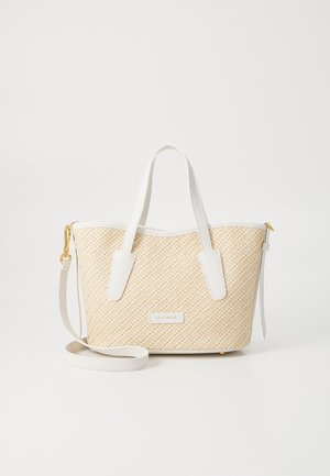 Sac cabas tissé beige avec anses et garniture en cuir blanc, quincaillerie dorée et bandoulière blanche amovible.