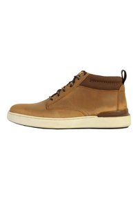 Zapato de caña alta de cuero marrón con acentos en tonos marrones, que presenta una puntera redondeada, suela blanca y cordones marrones. Tirador en la parte trasera para facilitar su uso.
