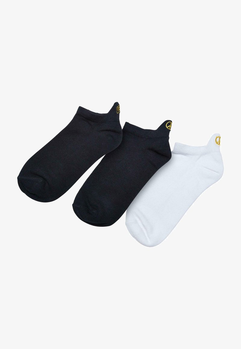 Trois paires de chaussettes de cheville : deux noires et une blanche. Les chaussettes ont une texture lisse avec un petit logo accentué au niveau du talon.