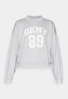 ARCHED DISTRESSED RHINESTONE LOGO CREW NECK PULLOVER - Ikdienas džemperis - pearl grey heather/eggnog