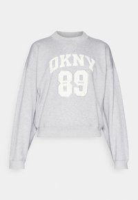 Pilkas trumpas džemperis, pagamintas iš medvilnės mišinio, su apvalia kaklo iškirpte, perteklinėmis rankovėmis ir priekiniais grafikos spausdinimais "DKNY 89" baltos spalvos.