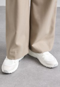 Seleccionado, white