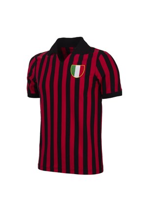 Rood-zwart gestreept voetbalshirt met korte mouwen, zwarte kraag en schildembleem met groene, witte en rode verticale strepen.