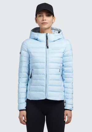 Helle blaue Daunenjacke mit Kapuze, mit horizontalen gesteppten Bereichen, vorderem Reißverschluss und seitlichen Taschen mit schwarzen Akzenten.