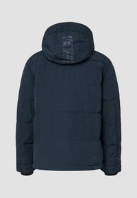 Granatowa kurtka puchowa z kapturem, pikowanym wzorem i dekoracyjnym logo na plecach. Posiada elastyczne mankiety i prostą linię dołu.