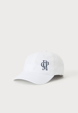Weißes Baseballcap mit gebogenem Schirm und dunkelblauen, bestickten überlappenden Buchstaben auf dem vorderen Panel.