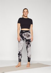Yogasearcher GENJI - Leggings - black