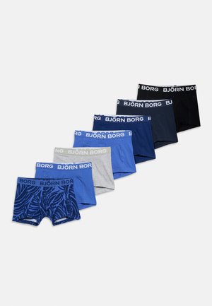 Sedm párů boxer briefs Björn Borg v různých odstínech modré, šedé a černé, uspořádaných diagonálně na bílém pozadí.
