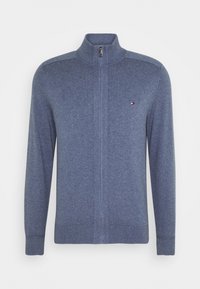 Cardigan blu zip-up realizzato in morbido tessuto a maglia. Presenta un colletto alto, polsini a coste e un piccolo dettaglio con logo sul petto.