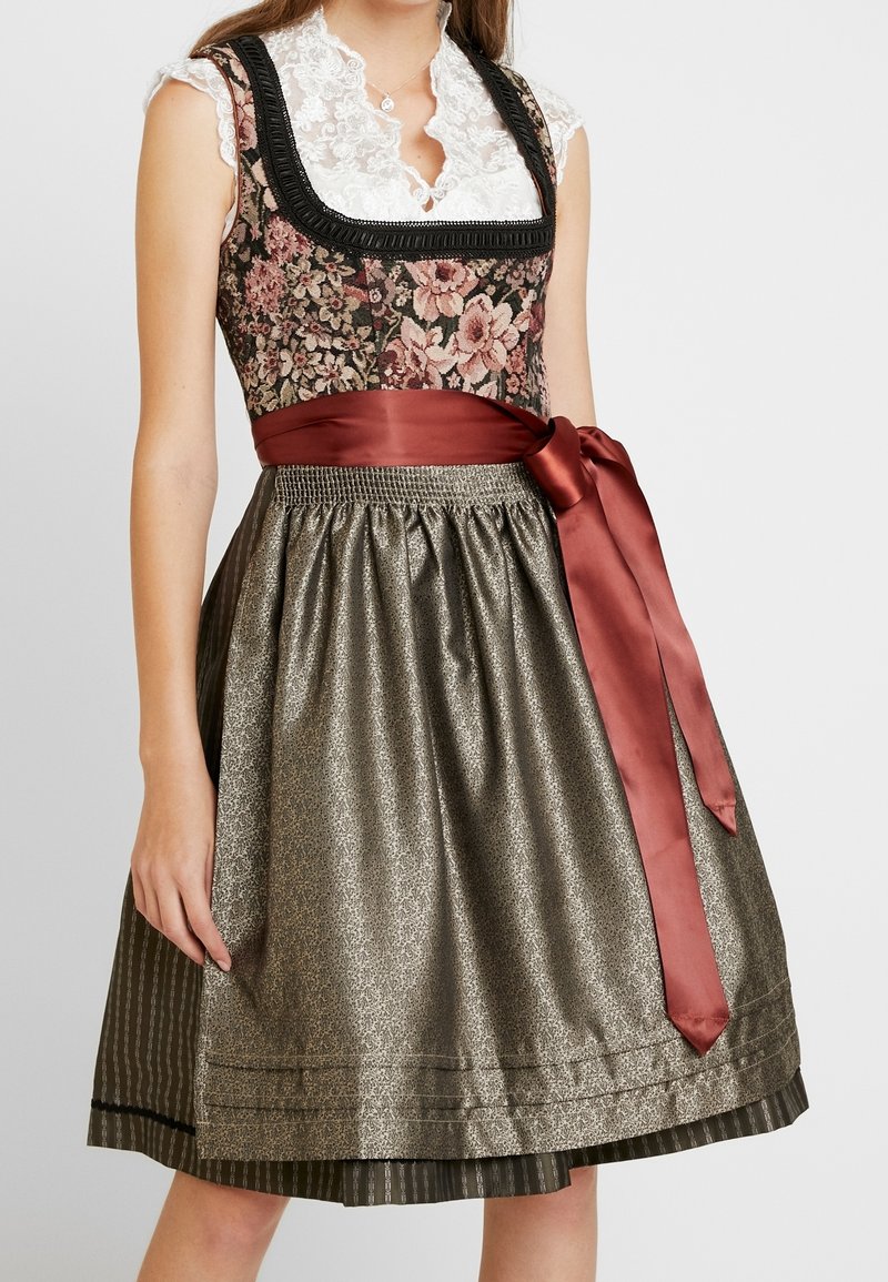 Dirndl jurk met een gebloemd lijfje, een witte kanten kraag, een satijnen bordeauxrode lint en een glanzende, metallic gouden rok met plooien.
