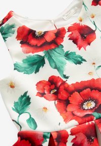 Next REGULAR FIT - Vardagsklänning - red white flower print