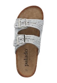 Sandalo color argento con fascette superiori intrecciate e doppie fibbie in metallo. Plantare morbido marrone con logo del marchio stampato. Suola piatta.