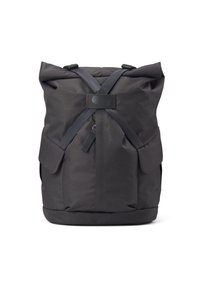 Schwarzer Rolltop-Rucksack aus strapazierfähigem Stoff, mit verstellbaren Trägern, einem stabilen Boden und vorderen Taschen mit Knopfverschlüssen.