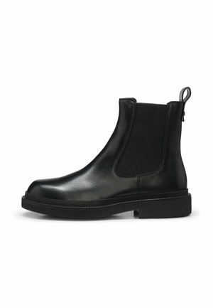 Sort læderankelstøvle med elastisk sidestykke, trækflap på hæl og lav chunky sål, vist i sideprofil på hvid baggrund.