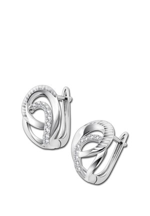 Boucles d'oreilles en argent présentant des boucles entrelacées, accentuées par de petites pierres précieuses transparentes le long d'un bord, mettant en valeur une finition polie et une texture subtile.