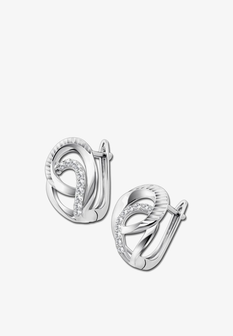 Boucles d'oreilles en argent présentant des boucles entrelacées, accentuées par de petites pierres précieuses transparentes le long d'un bord, mettant en valeur une finition polie et une texture subtile.