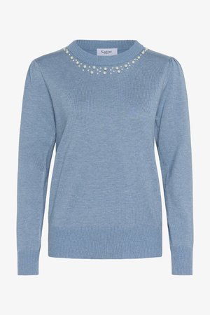 Világoskék, hosszú ujjú kötött pulóver bordázott mandzsettákkal és szegéllyel, a nyakkivágás körül apró gyöngyökkel díszítve.