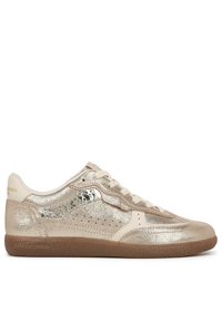 Sneaker metallici oro con finitura testurizzata, design con lacci, dettagli perforati, tacco beige e suola in gomma. Nome del marchio visibile sul tacco.
