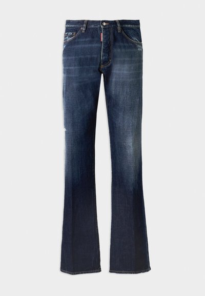 Jeans acampanados de mezclilla azul oscuro con un acabado desgastado, diseño de cinco bolsillos y costuras visibles. Presentan una etiqueta de la marca en la parte trasera.