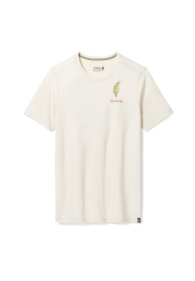 Kremowy T-shirt z krótkim rękawem wykonany z miękkiego materiału. Zawiera grafikę w kształcie półksiężyca oraz napis "Smartwool" na czerwono.
