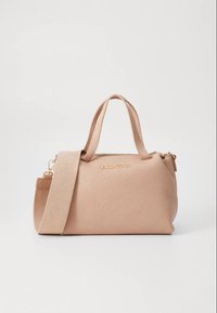 Beige läderhandväska med en kornad textur, försedd med korta handtag och en avtagbar rem med präglat varumärkesnamn "Valentino".