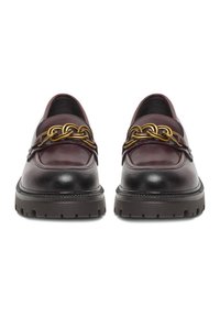 Bordo spalvos odiniai loaferiai su auksiniu grandinėlės akcentu, storu juodu guminio pado ir lygaus paviršiaus. Apvalios nosies formos su žemo kirpimo dizainu.