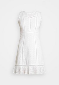 Bílé bezrukávové krajkové šaty s výšivkami, vertikálními síťovanými panely, vypasovaným pasem, vlnitými okraji a volánkovým lemem.