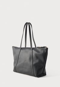 Borsa tote in pelle nera con finitura testurizzata, chiusura superiore con cerniera e due manici lunghi. Forma rettangolare con dettagli hardware minimali.