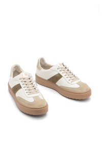 Sneakers bianchi in pelle con accenti in suede beige, punta tonda, suola piatta in gomma e lacci beige. Presentano una superficie texturizzata e dettagli cuciti.