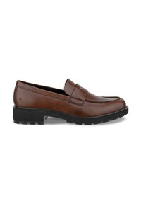 Mocassin en cuir marron avec semelle en caoutchouc noire épaisse, couture moc toe et une bride décorative sur le dessus.