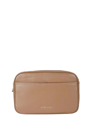 Borsa rettangolare in pelle marrone con superficie a texture, dotata di tasca frontale con cerniera e dettaglio logo dorato. Bordi lisci, design essenziale.