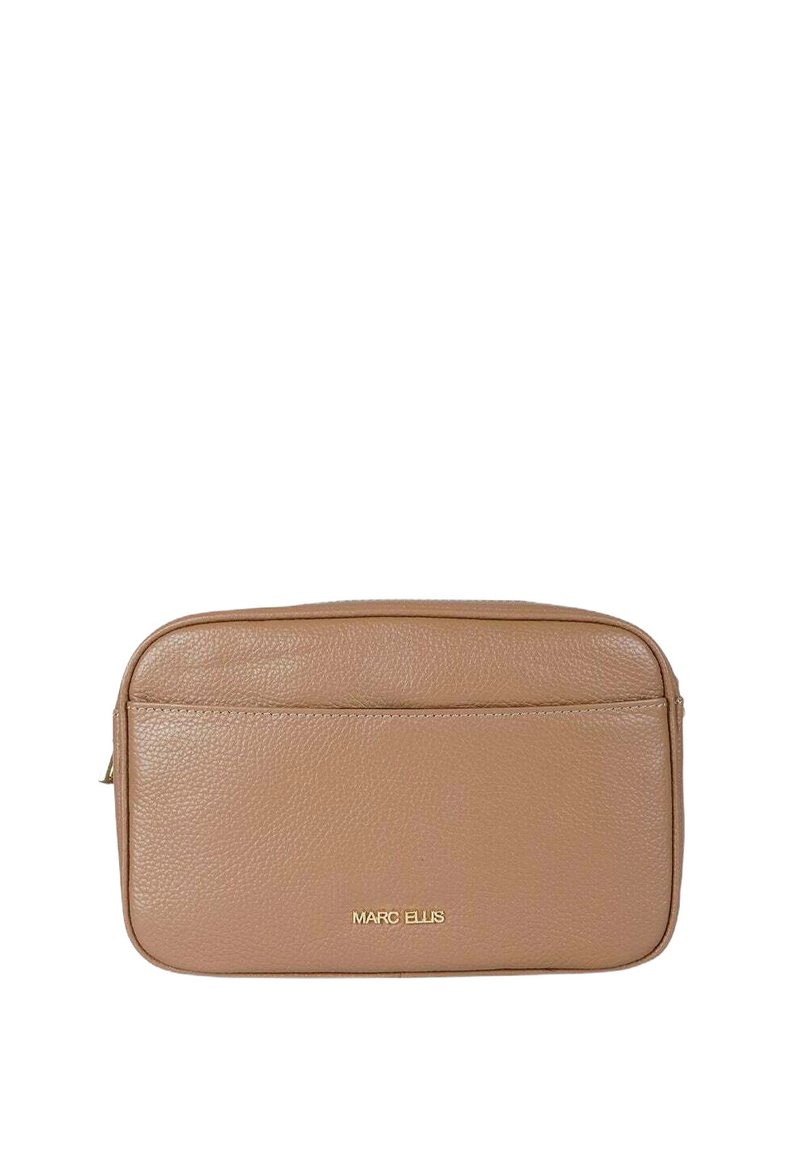 Borsa rettangolare in pelle marrone con superficie a texture, dotata di tasca frontale con cerniera e dettaglio logo dorato. Bordi lisci, design essenziale.