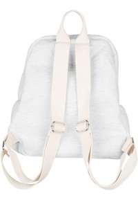 Hvit stoffryggsekk med beige stropper, rund form og et lite håndtak på toppen. Har justerbare stropper og minimalistisk design.