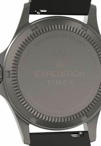 Boîtier en titane avec un dos texturé ; bracelet en silicone noir ; marquage gravé avec les spécifications ; étanche jusqu'à 200 mètres.