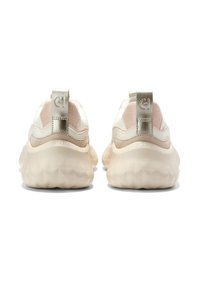 Paar off-white Sneaker mit dick strukturierten Sohlen, beigen Wildlederakzenten und metallischen Zuglaschen mit eingeprägtem Logo, von hinten betrachtet.