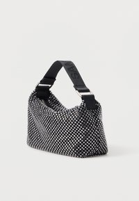 Zwarte en zilveren handtas met een ruitpatroon en een gewatteerde textuur, voorzien van een zwarte schouderriem met de merknaam en metalen hardware.