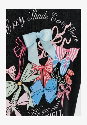 Grafika przedstawia wiele kokard w różnych kolorach i wzorach, w tym jednolitych, w paski i w kratkę, na czarnym tle.